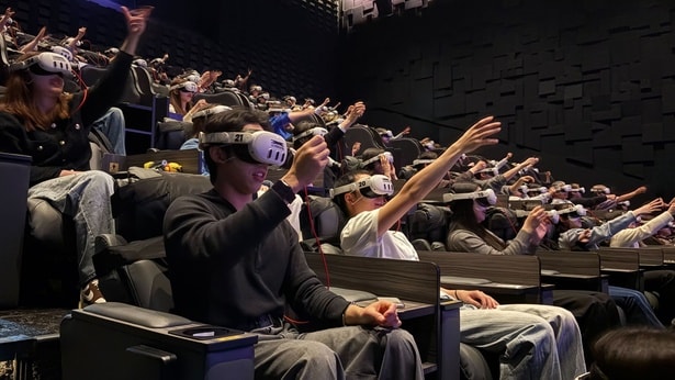 “最前列超え”とも言える、VRコンサートならではのK-POP体験(『LE SSERAFIM VR CONCERT:INVITATION』)