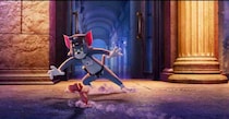トムとジェリーの追いかけっこシーン！映画『トムとジェリー 時をこえる魔法の羅針盤』本編映像