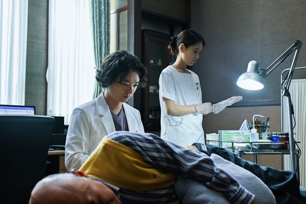患者本人や家族の負担など、介護現場のリアルが描写されている