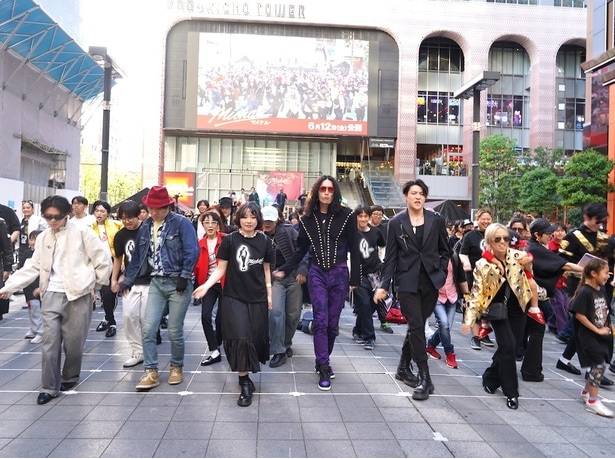 ノリノリでマイケルダンスを踊る観客の様子