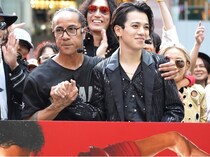 宮近海斗、映画『Michael／マイケル』ダンスイベントでムーンウォークを披露しRich+Toneから称賛され笑顔！