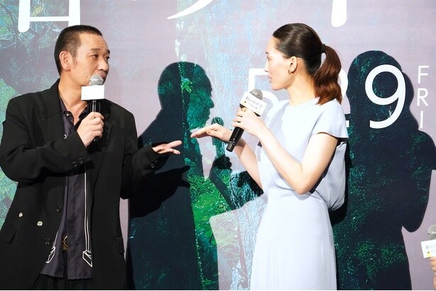 【写真を見る】カンヌ国際映画祭でのレッドカーペットをシミュレーションする綾瀬はるかと大悟。緊張度は”手”でわかる？