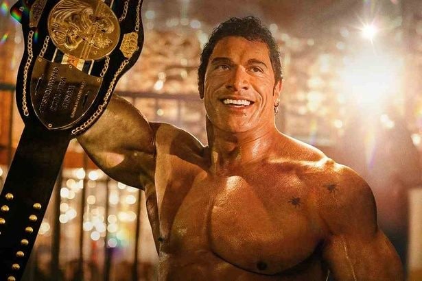 格闘家マーク・ケアーの知られざる軌跡を描く『スマッシング・マシーン』が4位