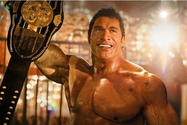 ドウェイン・ジョンソンの肉体美にも注目！『スマッシング・マシーン』歴史的バトルの入場シーンをチラ見せ