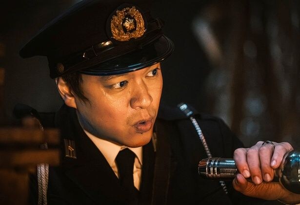 丸山隆平が、主人公の名付け親となる警官の照夫を演じる