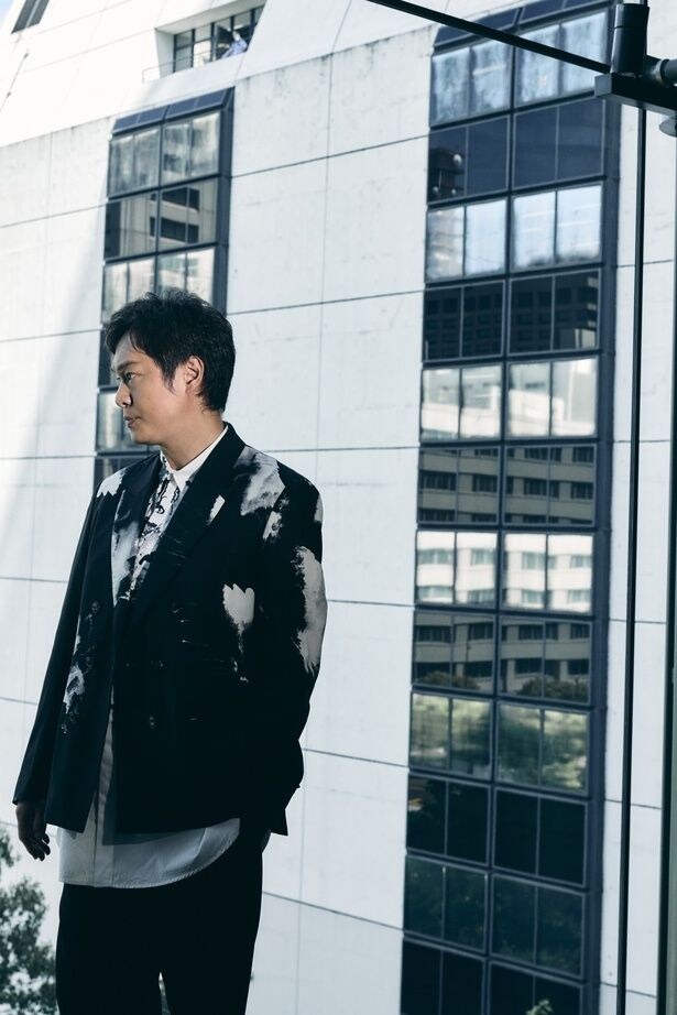 【写真を見る】丸山隆平のクールな表情を撮り下ろし!