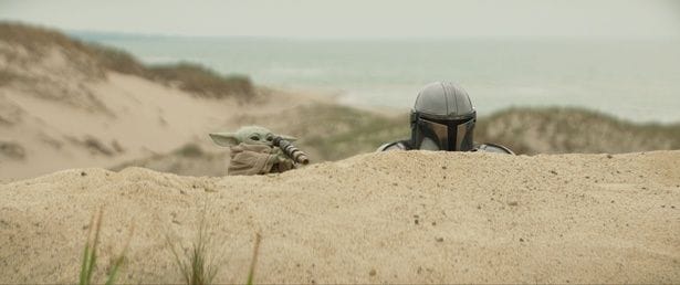 【写真を見る】大好きなディン・ジャリンの隣で小さな望遠鏡を覗く姿もキュート！(『スター・ウォーズ／マンダロリアン・アンド・グローグー』)