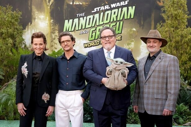 ペドロ・パスカル、ジョン・ファヴロー監督らが5月19日に来日決定！『スター・ウォーズ／マンダロリアン・アンド・グローグー』がLAでついにお披露目