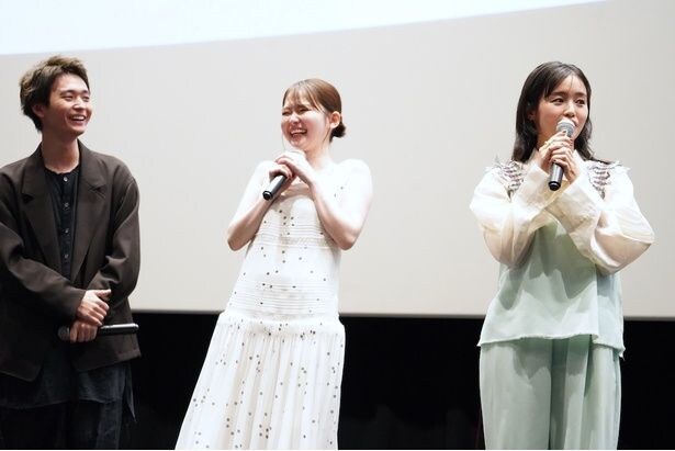 【写真を見る】 感想を伝える藤原さくらのコメントに大笑いする山田杏奈、青木柚