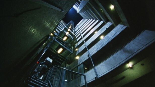殺戮の現場となる“ヤクザマンション”(『殺し屋１ ４K』)