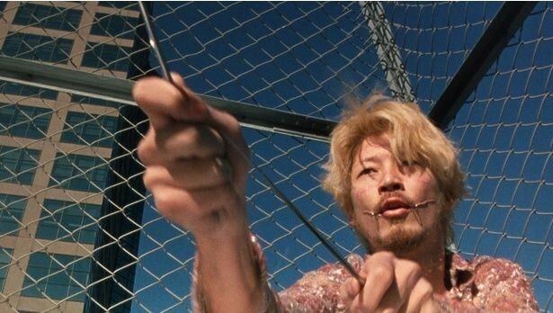 マゾのヤクザ、垣原を浅野忠信が怪演する(『殺し屋１ ４K』)