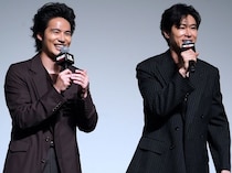 水上恒司＆ユンホ、映画『TOKYO BURST-犯罪都市-』公開直前歌舞伎町凱旋イベントで800万円ばら撒きシーンを再現し笑顔！