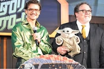 ペドロ・パスカル＆ジョン・ファヴロー監督がグローグーと来日！『スター・ウォーズ／マンダロリアン・アンド・グローグー』ジャパンプレミアで和傘のプレゼントに大感激