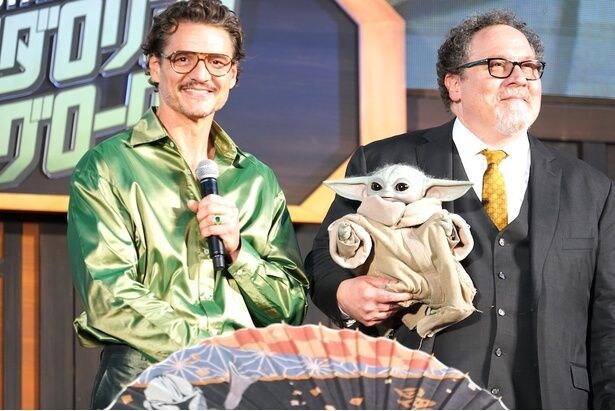 ペドロ・パスカル＆ジョン・ファヴロー監督がグローグーと来日！『スター・ウォーズ／マンダロリアン・アンド・グローグー』ジャパンプレミアで和傘のプレゼントに大感激