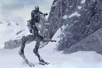 大迫力のチェイス！『スター・ウォーズ／マンダロリアン・アンド・グローグー』AT-RTに乗った2人が雪山を駆け巡る本編映像