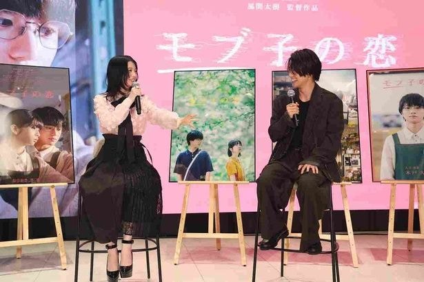 【写真を見る】桜田ひよりと木戸大聖が、ポスター撮影の舞台裏について談笑!