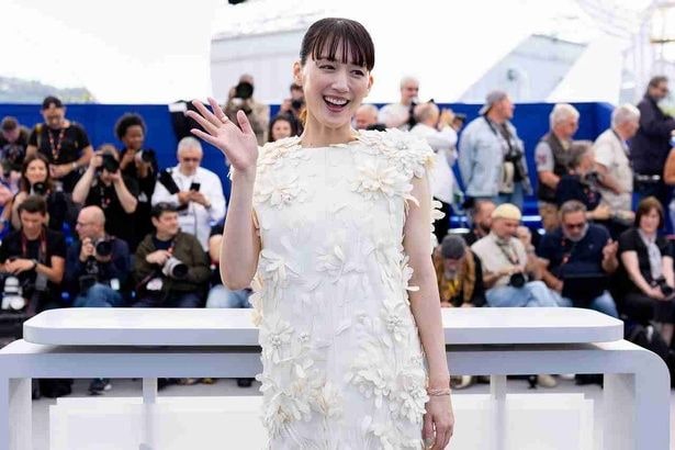 笑顔で手をふる綾瀬はるか