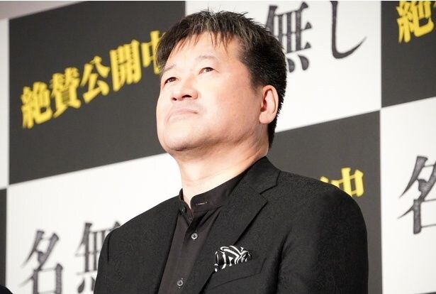 会場を見渡して、大きな拍手を浴びた