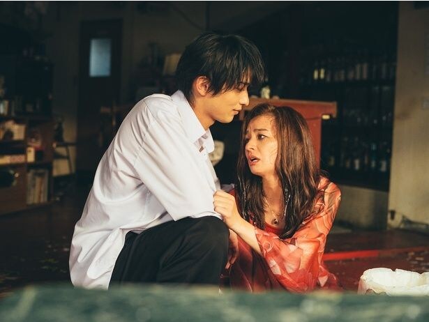 【写真を見る】櫂にすがらずにはいられない脆さを持った母親、青埜ほのかを演じる尾野真千子