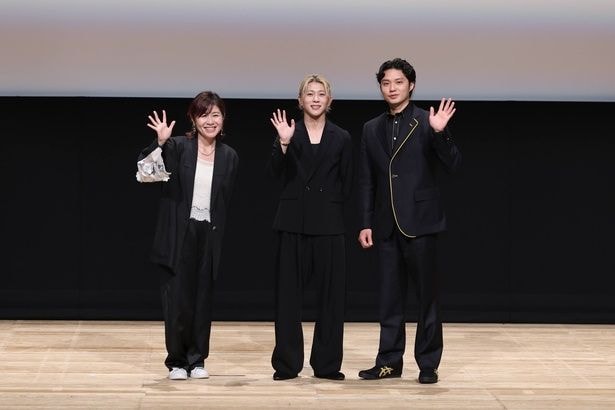過去のトラウマに囚われたまま、対象的な道を歩んできた2人の青年を演じる磯村と末澤