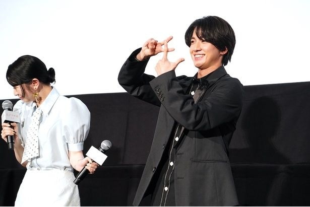 うれしそうに「モ」ポーズを披露する木戸と、笑いが止まらない桜田