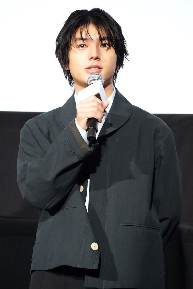 信子が少し手を焼くアルバイトの大野役の荒木飛羽