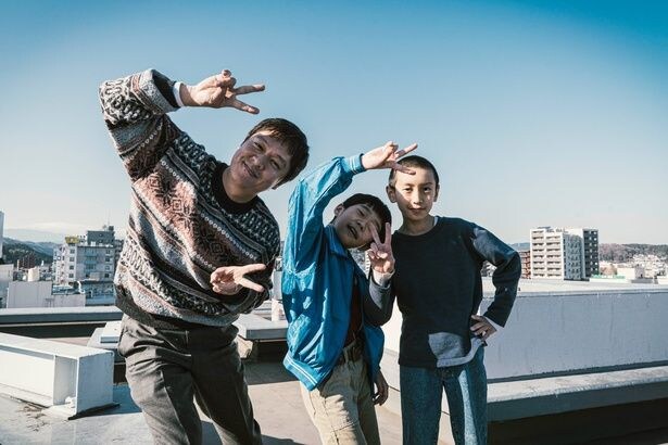 “名無し”の幼少期を演じる和彦と照夫の息子を演じた嶋田鉄太と丸山の3ショット