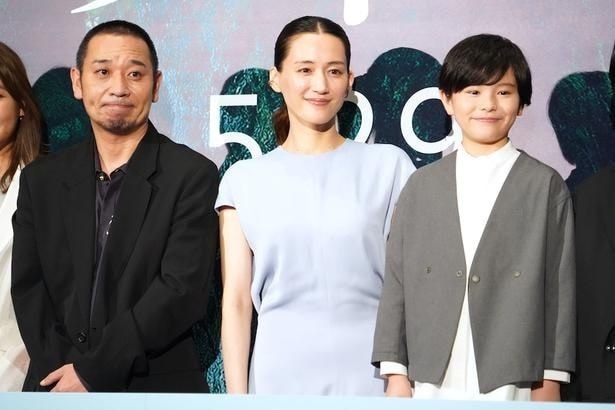 【写真を見る】『箱の中の羊』完成披露試写会に登壇した綾瀬はるか、大悟、桒木里夢