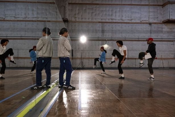 ダンスの練習風景をとらえたメイキング写真も