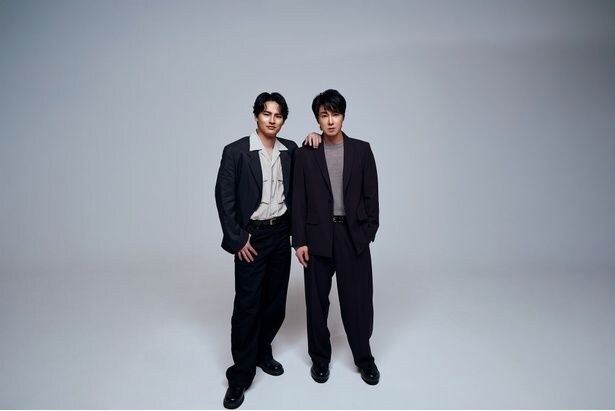 【写真を見る】初共演を果たした水上とユンホ。インタビュー中も、終始仲良しぶりを見せていた