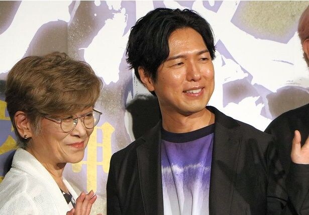 【写真を見る】(左から)榊原良子、神谷浩史。「全力投球しないとできない役だった」と榊原