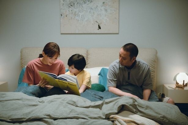 家族の時間を過ごすうちに関係にも変化が生じていく(『箱の中の羊』)