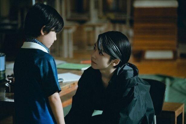 ヒューマノイドたちのリーダーを『怪物』の柊木陽太が雰囲気たっぷりに演じる(『箱の中の羊』)