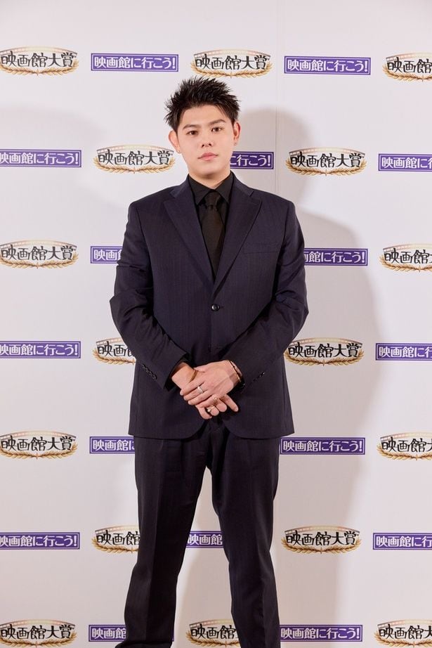 LEO(BE:FIRST)は、全身ネイビーのシックなスーツ姿で登場