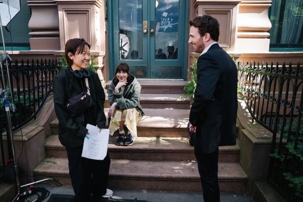 実際に会って直感的にジョンソンがルーシー役にぴったりだと確信したというソン監督(写真左)