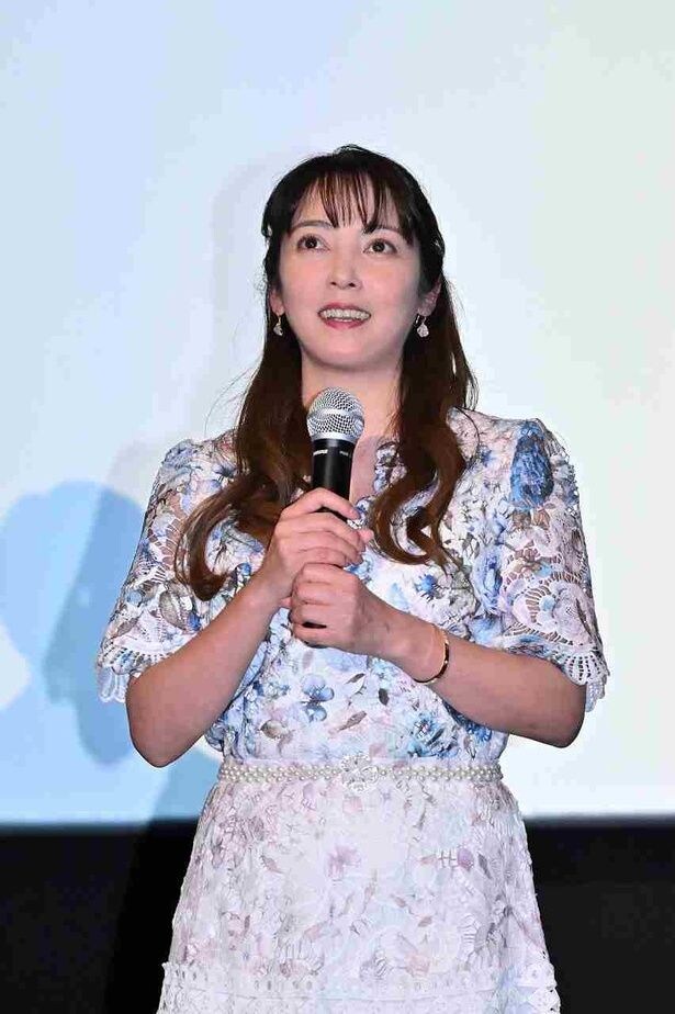 立石美咲役の中山エミリ