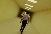YouTube発の若手監督×A24が放つオリジナル・ホラー！企業を巻き込む“バックルームズ現象”を巻き起こした『Backrooms』日本公開決定