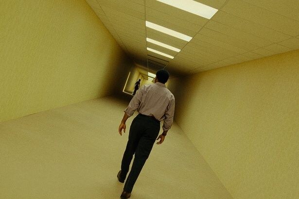 YouTube発の若手監督×A24が放つオリジナル・ホラー!企業を巻き込む“バックルームズ現象”を巻き起こした『Backrooms』日本公開決定