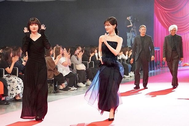 蒔田彩珠、山下美月もレッドカーペットに登場