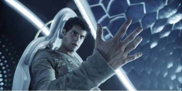 エイリアンと一体化してヒーローに変身する少年の戦いを描く『マックス・スティール』
