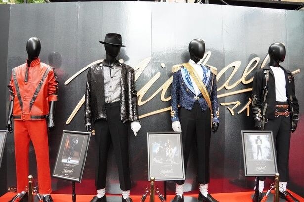 『Michael／マイケル』レッドカーペットパーティーの様子。衣装も展示されていた
