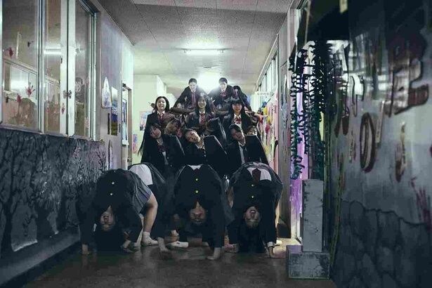 【写真を見る】脅威！“攻撃隊形”の組体操集団が迫ってくる