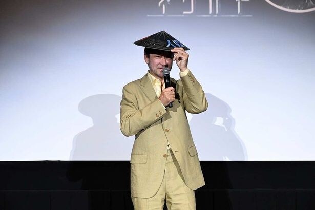 【写真を見る】「天笠」を模した特製アイテムを被る浅野忠信