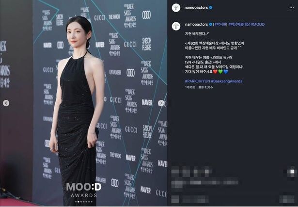 【写真を見る】スリムなシルエットのドレスがよく似合うパク・ジヒョン
