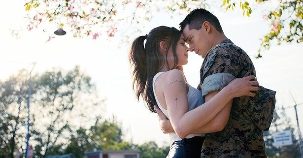 給付金が目的で移民の女性と偽装結婚する米軍兵士を演じた『パープル・ハート』