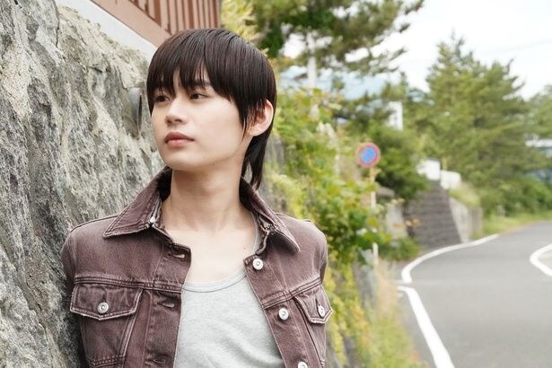 【写真を見る】懐かしさにこぼれる笑顔と優しい表情…のせりんのロケ地再訪を収めた撮り下ろし写真をたっぷりご紹介!