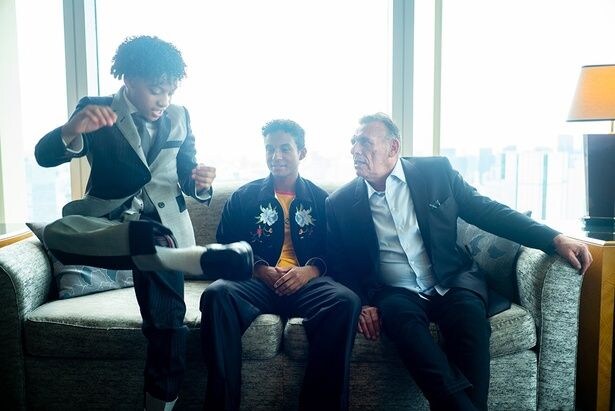 【写真を見る】インタビュー中に踊り出すジュリアーノ・ヴァルディを優しく眺めるジャファー・ジャクソンとグレアム・キング