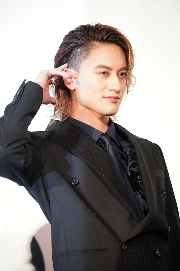 【写真を見る】一松役を演じた小島健、刈り上げを披露「今日という日を待ち望んだ、本気の結果!」