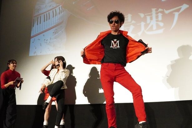 【写真を見る】マイケルコーデ&コスプレに身を包んだ、熱烈なマイケルファンが集結!ファッションチェックのコーナーも実施された