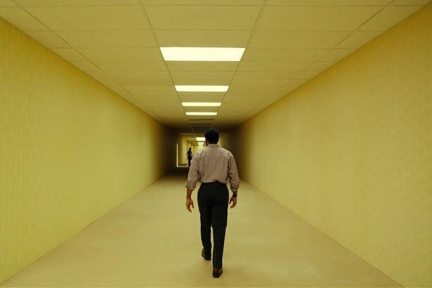 北米で大旋風を巻き起こす『Backrooms』の続編映画がはやくも進行中?20歳の新鋭ケイン・パーソンズはYouTubeシリーズ継続にも意欲
